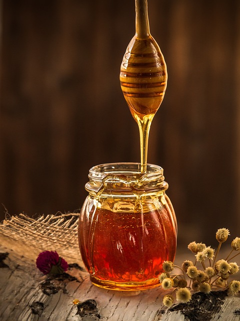 Image de miel coulant afin d'illustrer sa haute viscosité