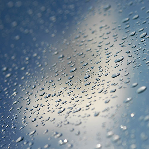 Image représentant de l'eau sur une surface plane afin d'illustrer l'article sur les énergies de surface