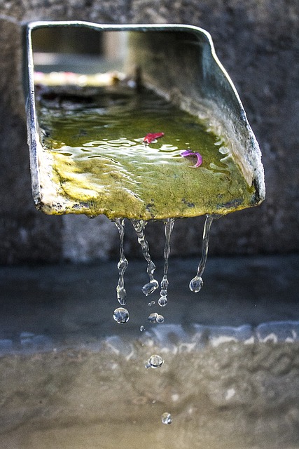 Eau coulant dans une rivière. Démonstration de sa très faible vicosité.